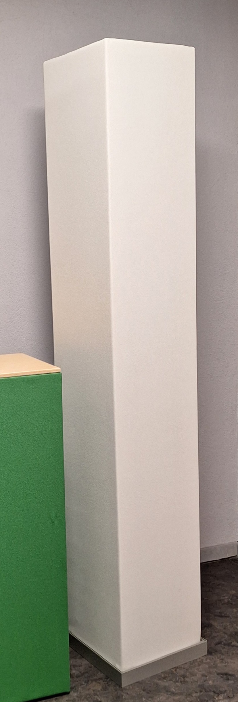 Akustiksäule Baso, Bezug Adobo Weiß, Alu-Sockel